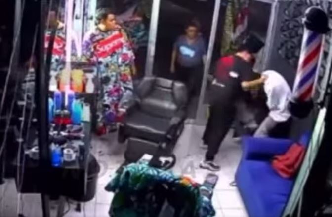 VIDEO: Joven barbero propina tremenda golpiza a sujeto que lo intentó asaltar