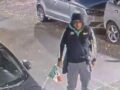 VIDEO: Ladrones de autos se toman su tiempo para llevarse un carro estacionado