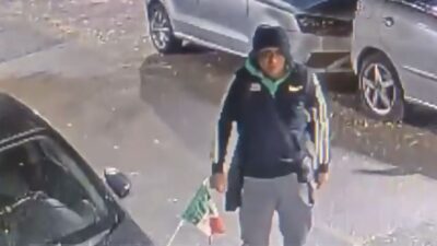 VIDEO: Ladrones de autos se toman su tiempo para llevarse un carro estacionado
