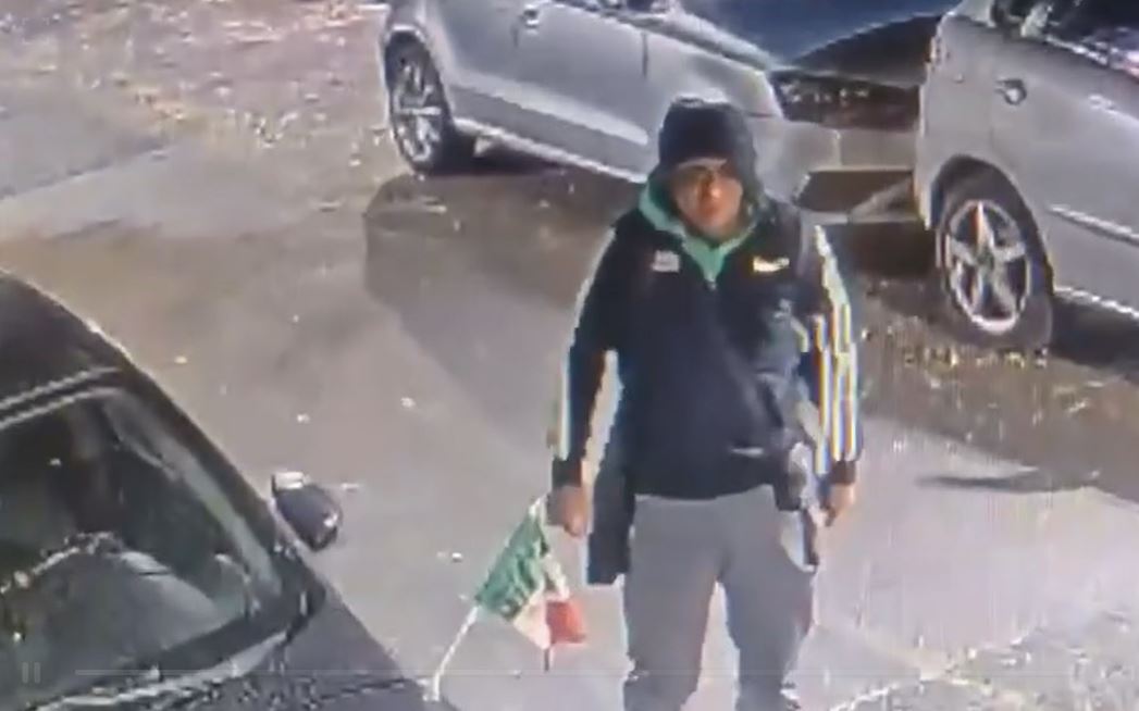 VIDEO: Ladrones de autos se toman su tiempo para llevarse un carro estacionado