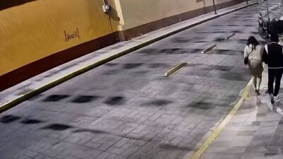 VIDEO: Parejita de rateros se llevan empujando una moto que estaba estacionada