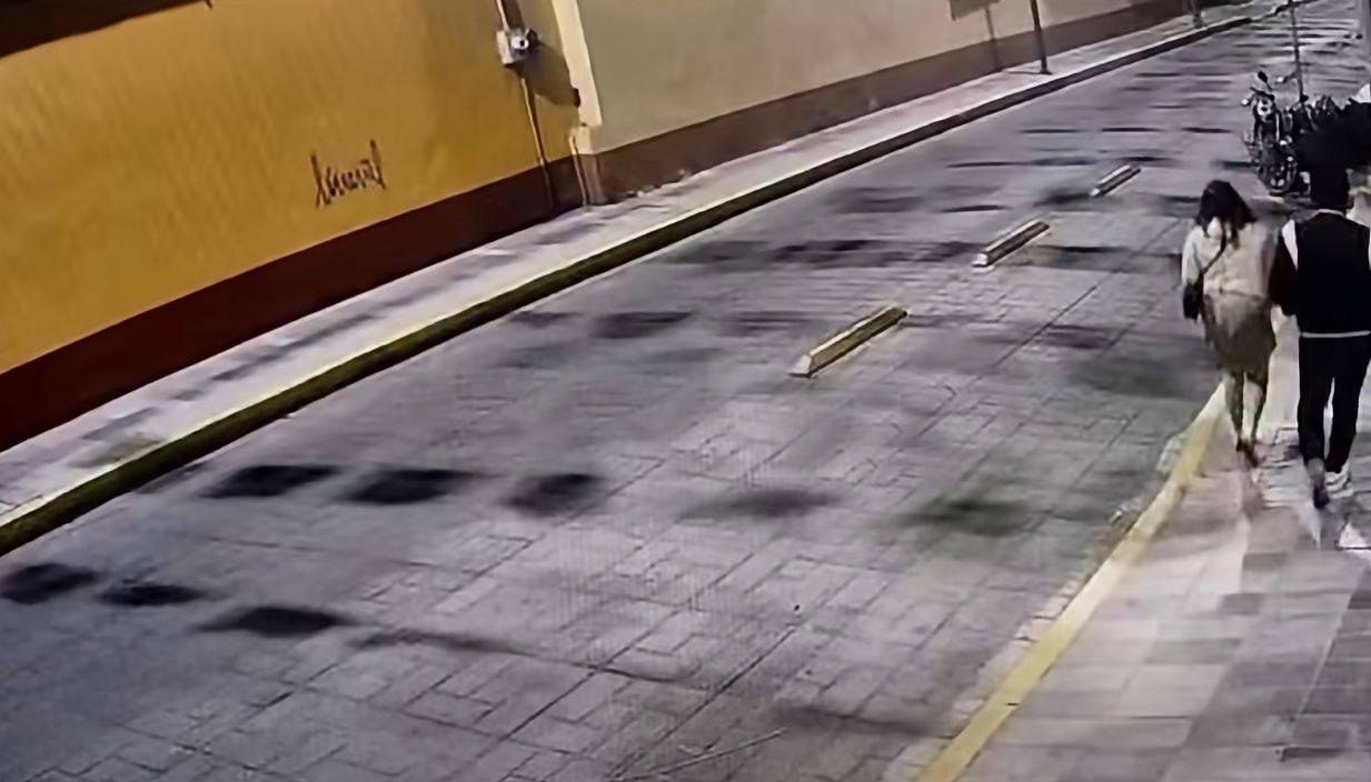 VIDEO: Parejita de rateros se llevan empujando una moto que estaba estacionada