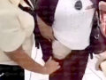 VIDEO. Empleados de Coppel descubren a una mujer robando calzones; los llevaba puestos