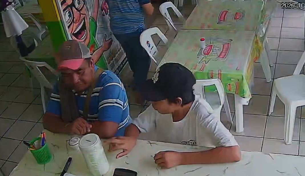VIDEO: ‘Hijo de tigre…’; padre le ‘echa aguas’ a su niño para robar las propinas